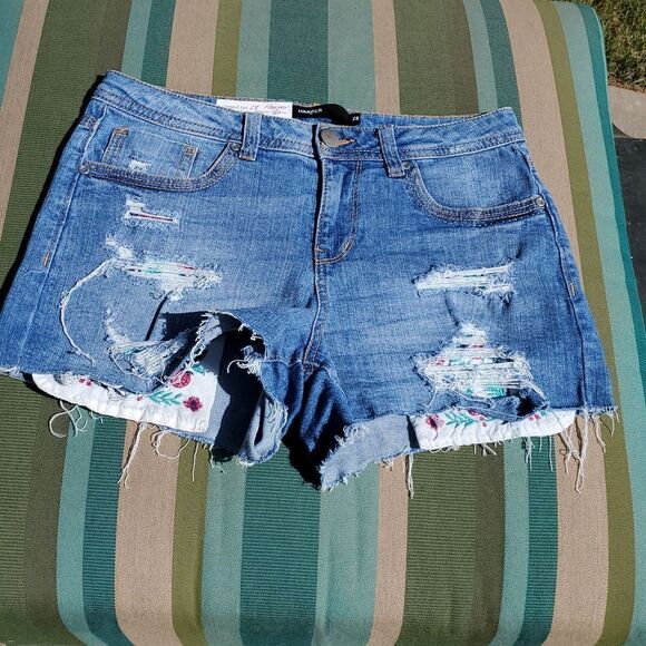 Harper Sz 28 Embroidered Floral Pockets Distressed Ripped Denim Shorts Stretch - Picture 1 of 6